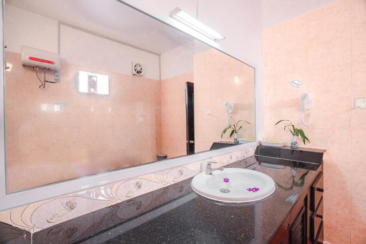 Отель Ravoeun Angkor Boutique Сиемрип Экстерьер фото