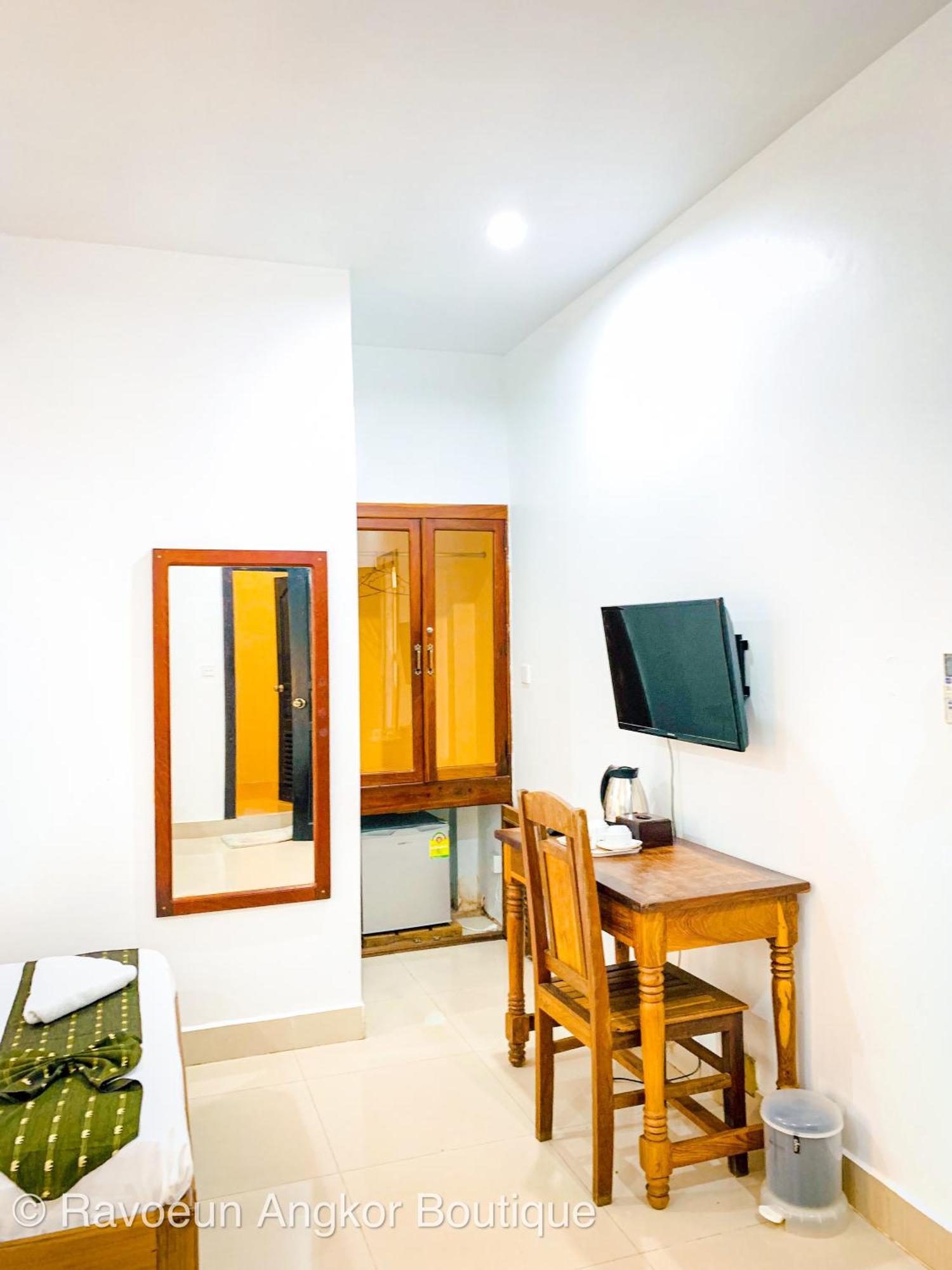 Отель Ravoeun Angkor Boutique Сиемрип Экстерьер фото